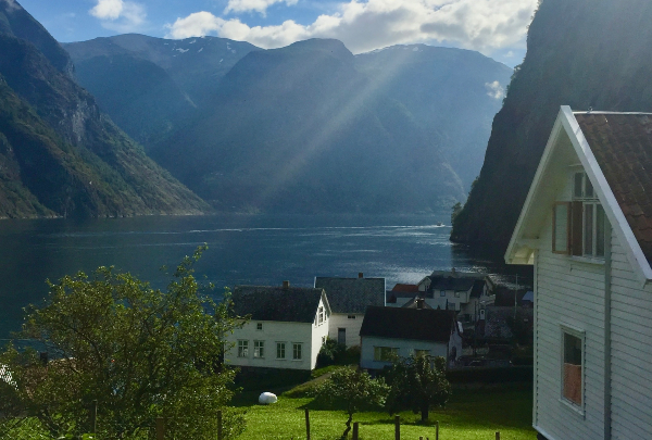 Fjord i muntanya. Com la natura única de Noruega Occidental ha modelat el pagès tradicional i com influeix en la nostra cuina local