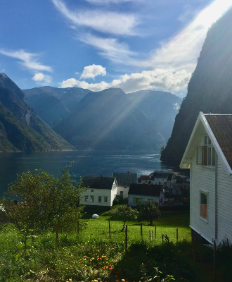 Fjord i muntanya. Com la natura única de Noruega Occidental ha modelat el pagès tradicional i com influeix en la nostra cuina local