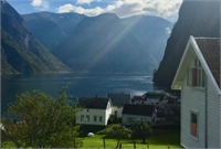 Fiordo y montaña. Cómo la naturaleza única de Noruega Occidental ha moldeado al agricultor tradicional y cómo influye en nuestra cocina local